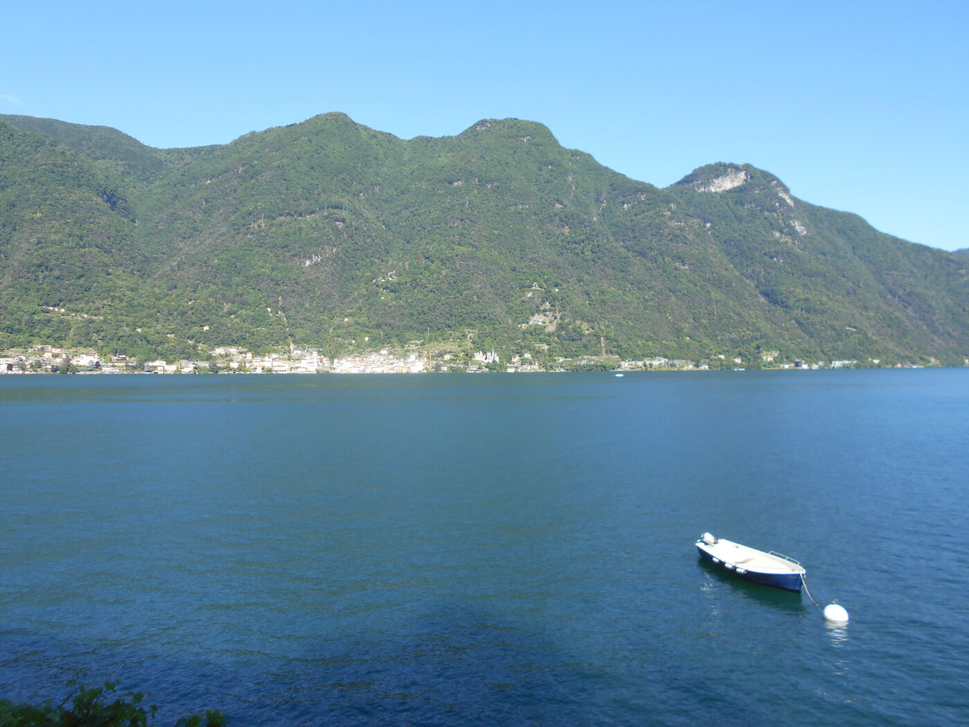 In Nesso, beautiful apartment directly on the lake