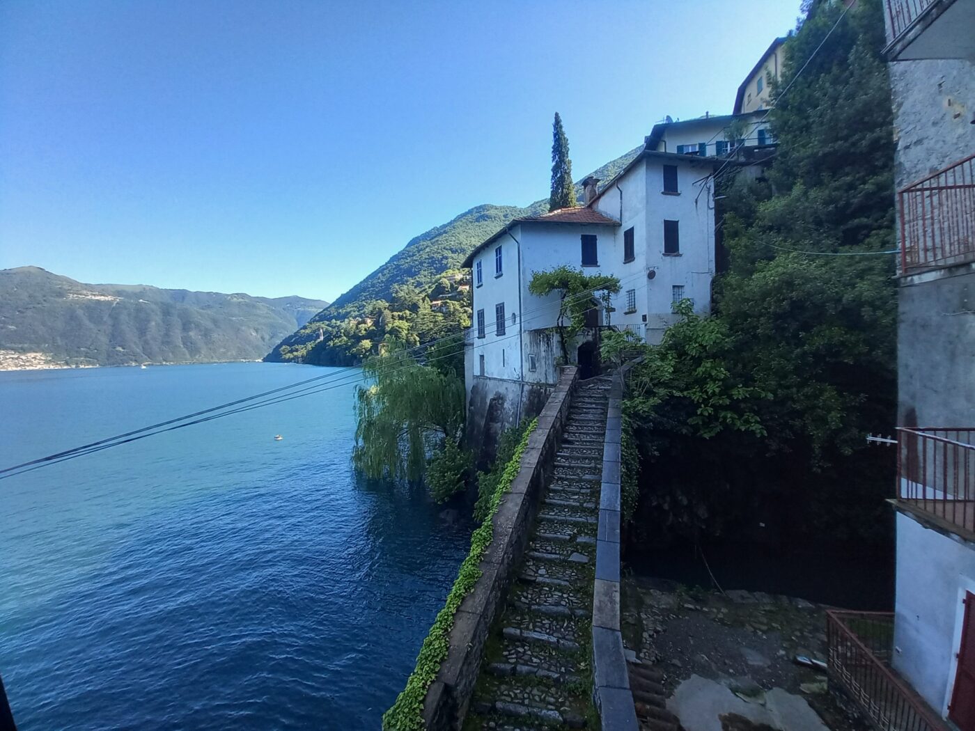 In Nesso, beautiful apartment directly on the lake