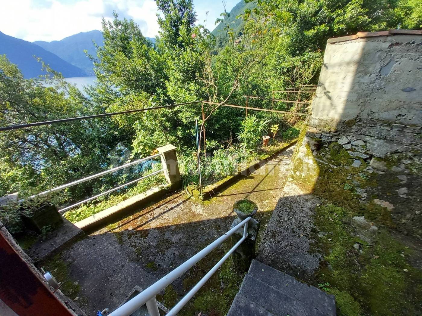 Nesso, appartamento con giardino e vista lago