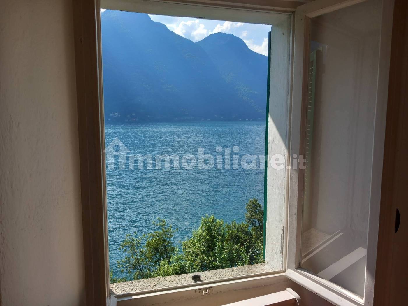 Nesso, apartment with garden and lake view