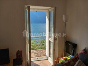 Nesso, apartment with garden and lake view